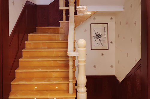 纳雍中式别墅室内汉白玉石楼梯的定制安装装饰效果